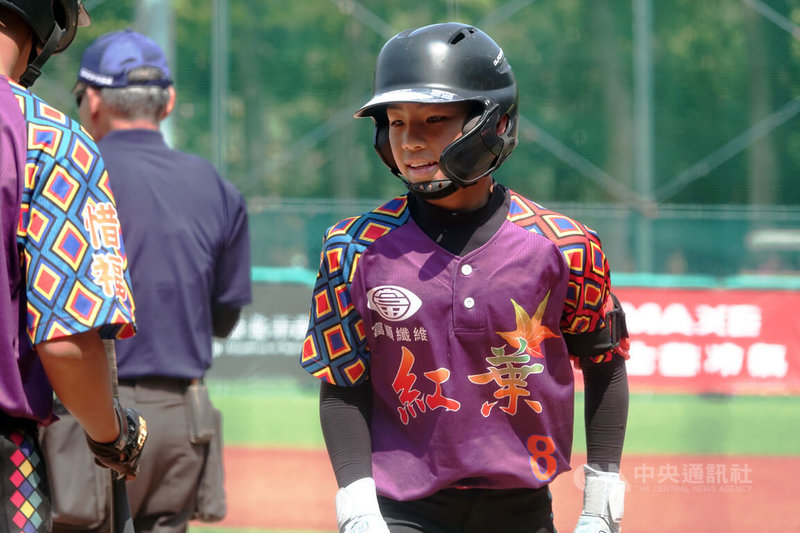 115年謝國城盃少棒賽台東紅葉國小22日與花蓮中原國小交手，台東紅葉王奕穎（圖）在教練爸爸王俊文面前敲出生涯首轟，助隊以8比3搶勝。中央社記者謝靜雯攝　115年3月22日
