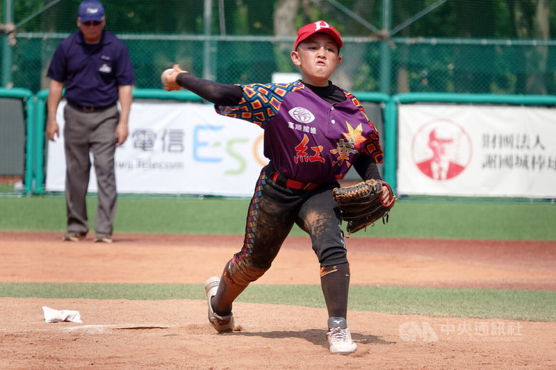 台東紅葉國小邱賢閤（前）有「怪投基因」，調整投球出手位置後投更順，22日在謝國城盃少棒賽中繼，助隊擊敗花蓮中原國小、拿下勝投。中央社記者謝靜雯攝　115年3月22日