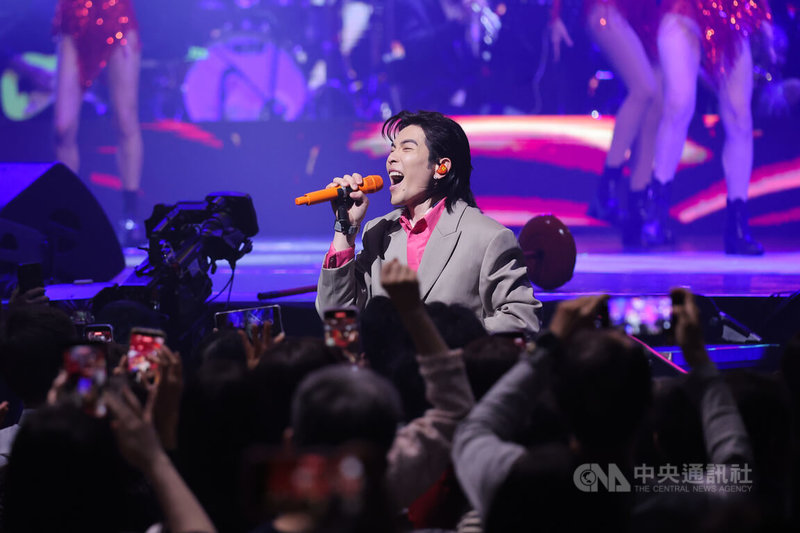 「鑽石舞台之夜」公益演唱會22日繼續在台北流行音樂中心舉行,金曲歌王蕭敬騰(圖)壓軸登場,獻唱輕快歌曲時,特地下台與觀眾互動。中央社記者翁睿坤攝 115年3月22日