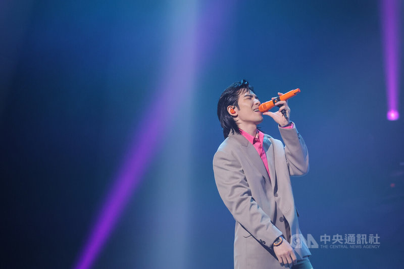 「鑽石舞台之夜」演唱會22日在台北流行音樂中心舉行,歌手蕭敬騰(圖)帶來「親密愛人」等歌曲,展現深厚唱功。中央社記者翁睿坤攝 115年3月22日