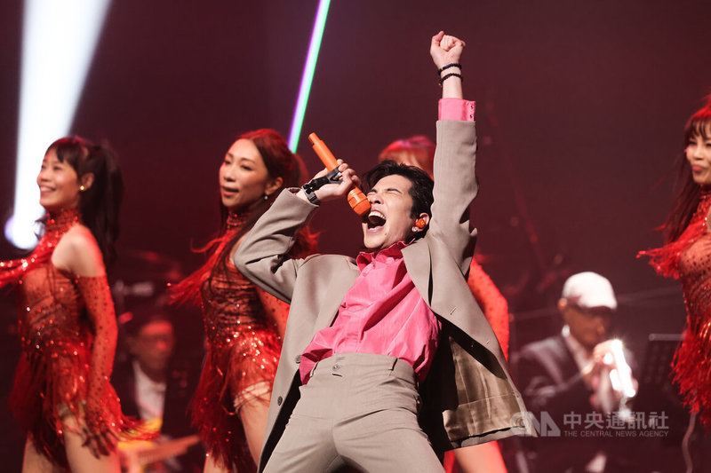 「鑽石舞台之夜」公益演唱會22日由歌手蕭敬騰（前）壓軸登場，除演唱個人作品，他也開放現場點歌，誠意滿滿，在熱烈氣氛中為演出畫下完美句點。中央社記者翁睿坤攝　115年3月22日