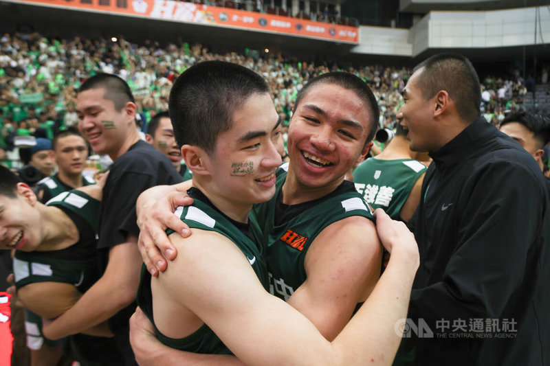 114學年度高中籃球甲級聯賽(HBL)男子組衛冕軍松山高中22日在台北小巨蛋以87比71擊敗南湖高中。其中松山劉廷寬(前右)拿下全場最高的30分、11籃板,賽後與隊友相擁慶祝。中央社記者張新偉攝 115年3月22日
