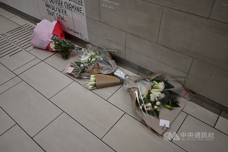 紀念布魯塞爾爆炸案10周年的活動，22日上午在多處陸續舉行。事發地之一的馬爾比克地鐵站有民眾獻花。中央社記者吳柏緯布魯塞爾攝　115年3月22日