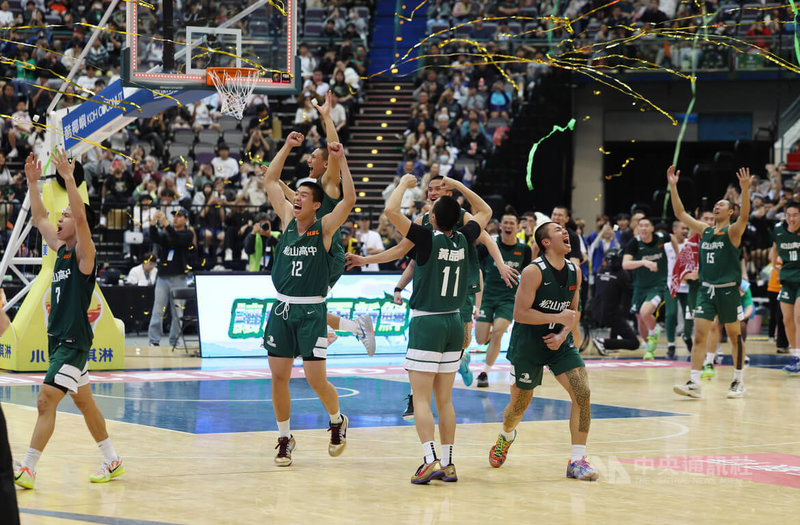 HBL衛冕軍松山高中在台北小巨蛋與南湖高中正面交鋒,松山終場以87比71成功完成2連霸,球員賽後開心慶祝勝利。中央社記者張新偉攝 115年3月22日