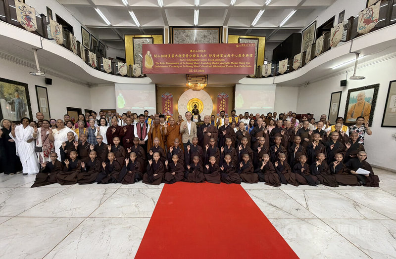 佛光山開山祖師星雲大師靈骨分燈五大洲，印度佛光山今天為迎至印度的星雲大師靈骨舍利舉辦供奉典禮，圖為參加典禮的所有人員於典禮結束時合影。中央社記者李晉緯新德里攝　115年3月22日