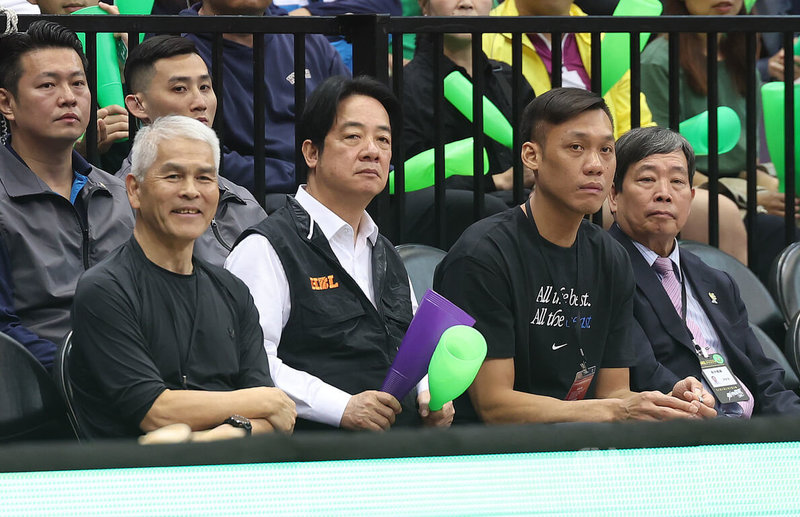 114學年度高中籃球甲級聯賽(HBL)男子組冠軍戰22日晚間在台北小巨蛋進行,總統賴清德(前左2)到場看球,運動部次長黃啟煌(前左1)、台灣職籃P.LEAGUE+台北富邦勇士當家球星「野獸」林志傑(前右2)與高中體總會長胡劍峯(前右1)等人陪同觀賽。中央社記者張新偉攝 115年3月22日