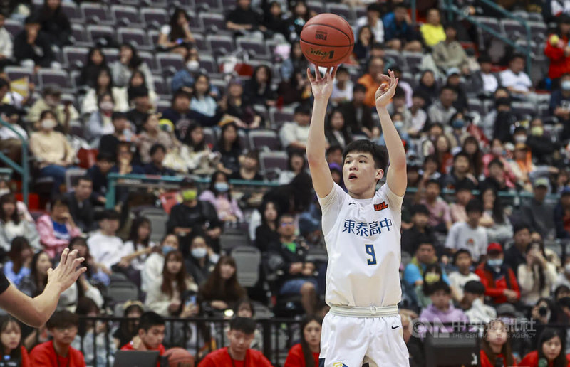 114學年度高中籃球聯賽(HBL)男子甲級季軍戰東泰高中22日在台北小巨蛋與能仁家商交手,東泰高中最終以68比63戰勝能仁家商贏得季軍,東泰高中許恩翔(圖)憑藉好表現獲頒該場比賽MVP。中央社記者鄭清元攝 115年3月22日