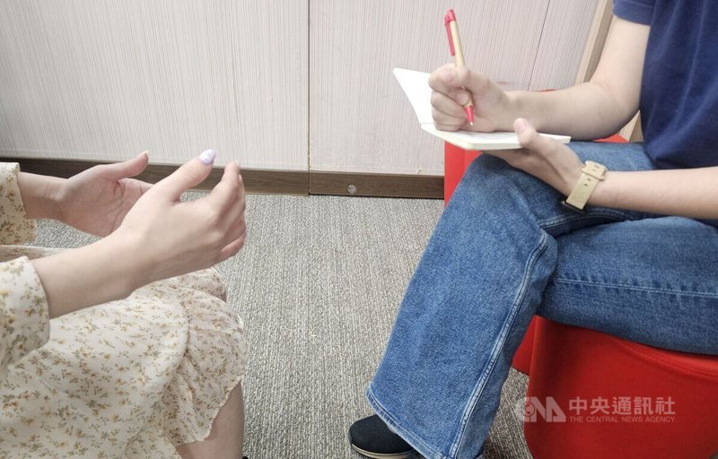 銀髮族追星雖然有正面效益，不過諮商心理師提醒，家人仍需留意長者是否出現作息混亂、花費超出負擔、社交圈只剩粉絲團、把偶像當成唯一的等失衡情況。圖為諮商示意圖。中央社記者沈佩瑤攝　115年3月22日