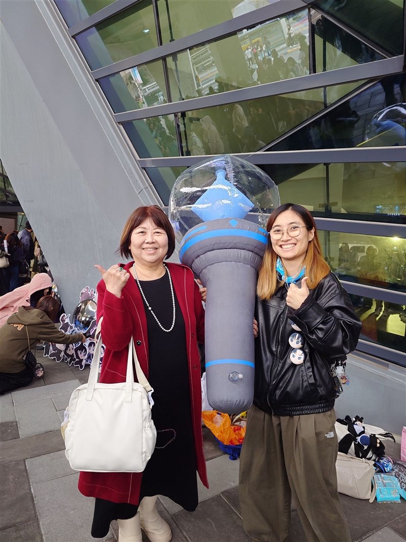 69歲姚姐（左）因追星四海皆好友，今年3月CNBLUE演唱會台灣場，在場外與香港粉芝芝（右）再次相遇，無論網路世界或真實世界，兩人總有聊不完的追星話題。（讀者提供）中央社記者陳婕翎傳真　115年3月22日