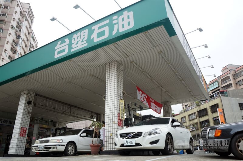 台塑石化公司宣布自23日凌晨1時開始，調漲汽油批售價格每公升1.8元、柴油1.4元。（中央社檔案照片）