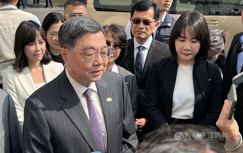 行政院長卓榮泰（左）22日上午前往位於彰化縣福興鄉的為升電裝工業公司參訪，卓榮泰被媒體詢問有關核二核三重啟議題時表示，台電下週將送出再運轉計畫報告書給核安會，期待在社會有高度共識、產業有需求的情形下，核安會能以安全為原則，儘速完成審查。中央社記者吳哲豪彰化攝 115年3月22日