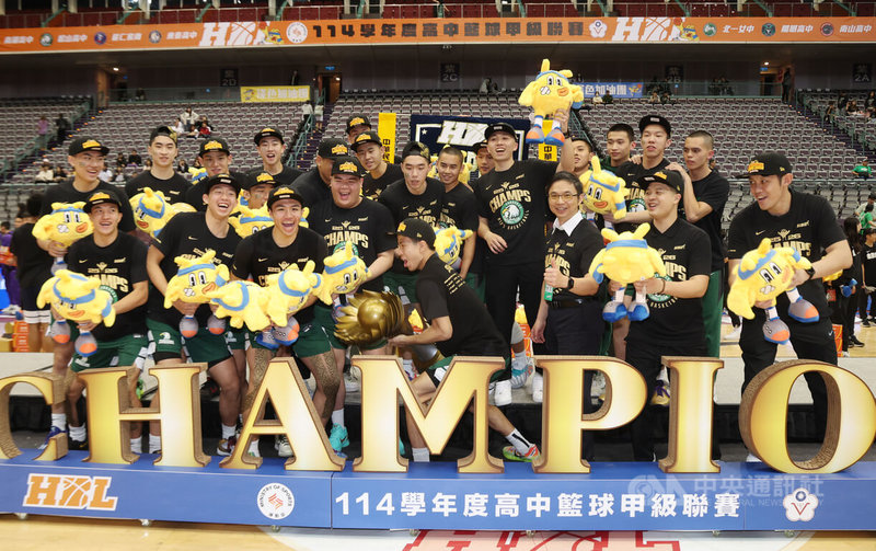 高中籃球聯賽HBL男子組衛冕軍松山高中22日在台北小巨蛋以87比71擊敗南湖高中，順利締造2連霸，賽後球隊開心合影。中央社記者張新偉攝　115年3月22日