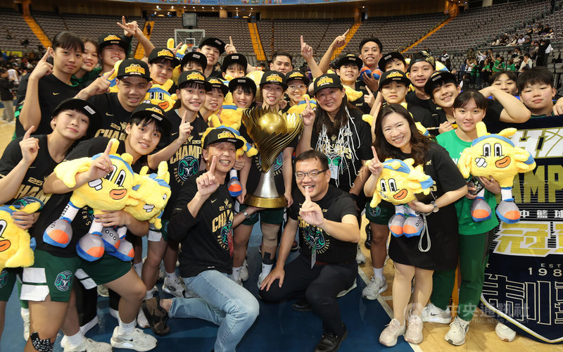 高中籃球聯賽HBL女子組冠軍戰22日在台北小巨蛋舉行,陽明高中終場以61比53擊敗北一女中,校史首度稱霸HBL舞台,賽後開心合影留念。中央社記者張新偉攝 115年3月22日