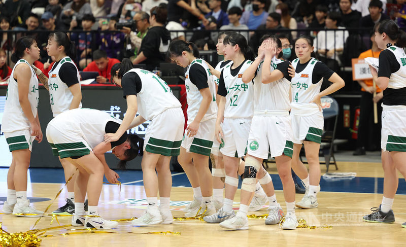 114學年度高中籃球甲級聯賽(HBL)女子組冠軍戰22日在台北小巨蛋進行,衛冕軍北一女中遭陽明高中逆轉,最終以53比61吞敗,無緣寫下3連霸王朝,選手難掩情緒落淚。中央社記者張新偉攝 115年3月22日