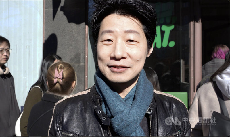 林昶佐從台北飛回赫爾辛基，現身台裔抹茶店台灣主題快閃活動，中央社記者在現場採訪。中央社記者巫祈麟赫爾辛基攝　115年3月21日