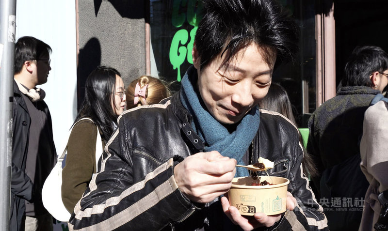 林昶佐在街頭吃豆花，支持赫爾辛基的台裔抹茶店的台灣美食快閃活動。中央社記者巫祈麟赫爾辛基攝　115年3月21日
