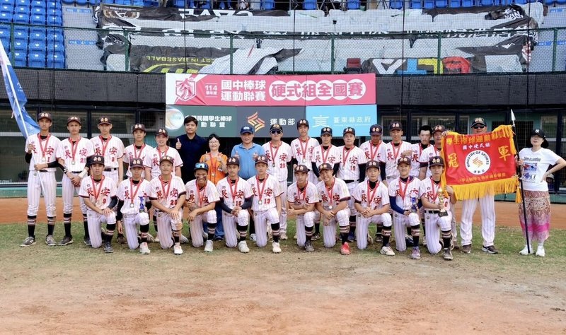 114學年度高中棒球聯賽（硬式組）冠軍戰22日登場，最終由台北市長安國中以9比1擊敗台東體中，抱回隊史首座冠軍。（學生棒球運動聯盟提供）中央社記者謝靜雯傳真　115年3月22日