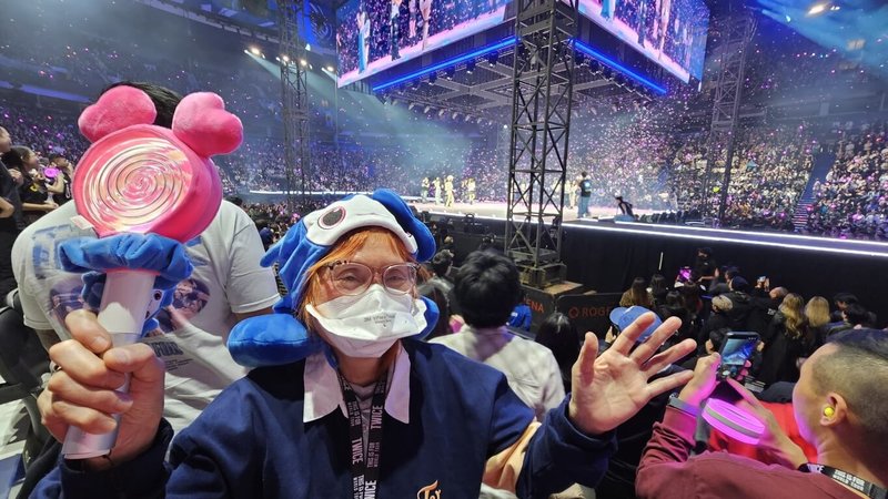 今年1月，YouTuber「蝦米娘娘」（圖）完成80年來人生首場演唱會體驗，多虧了家人們的支持與幫忙搶票，讓她美夢成真，參加TWICE世界巡迴加拿大溫哥華場。 （蝦米娘娘提供）中央社記者陳婕翎傳真　115年3月22日