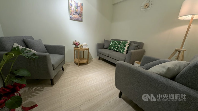 追星雖然能為長輩帶來新的生活目標與家庭互動,不過專家也提醒,家人仍需留意長者是否出現作息混亂、花費超出負擔、社交圈只剩粉絲團、把偶像當成唯一等失衡情況。圖為諮商室示意圖。中央社記者沈佩瑤攝 115年3月22日