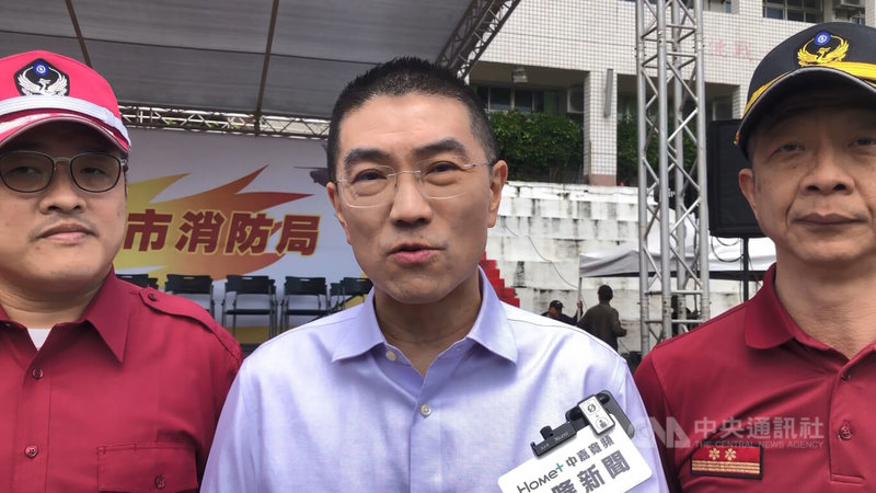 基隆市政府已編列追加預算，針對消防人員危險職務加給提高4成，最多增加新台幣3880元，基隆市長謝國樑（中）22日出席義消訓練成果驗收活動後受訪說，若獲基隆市議會通過，預計下半年實施。中央社記者王朝鈺攝 115年3月22日