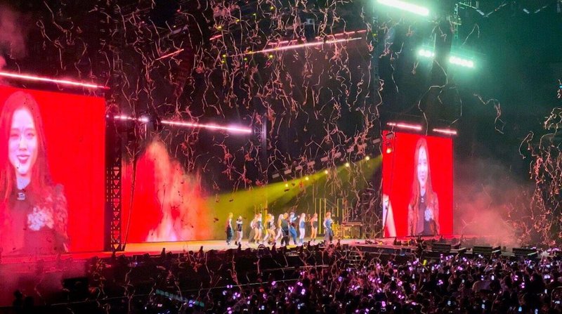 韓團BLACKPINK演唱會一片粉紅燈海,留法建築師林貴榮領悟,追星本質與他年輕時崇拜「現代建築之父」柯比意並無二致,是對卓越的嚮往,對舞台上綻放的敬佩。(讀者提供) 中央社記者陳婕翎傳真 115年3月22日