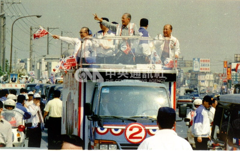 中國國民黨總統候選人李登輝（車上中立者）在投票前幾天，前往高雄縣大寮、林園、鳥松、仁武、大社、橋頭、岡山、路竹等地拜票，高舉競選號次2號的手勢。（中央社檔案照片）