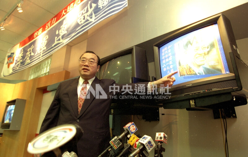 中國國民黨發表總統競選電視廣告，由文工會主任簡漢生向媒體記者說明影片內容。（中央社檔案照片）