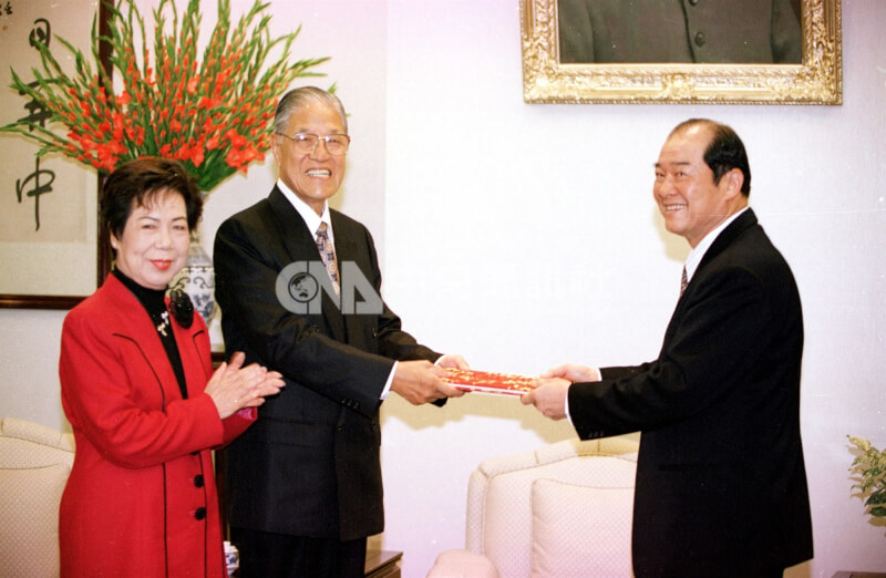 中華民國總統於1996年首次由公民直接選舉，最終由時任總統、中國國民黨主席李登輝（中）在4位候選人當中勝出，他於4月1日在夫人曾文惠（左）的陪同下，於總統府接受時任中央選舉委員會主委黃昆輝（右）送交的當選證書。（中央社檔案照片）