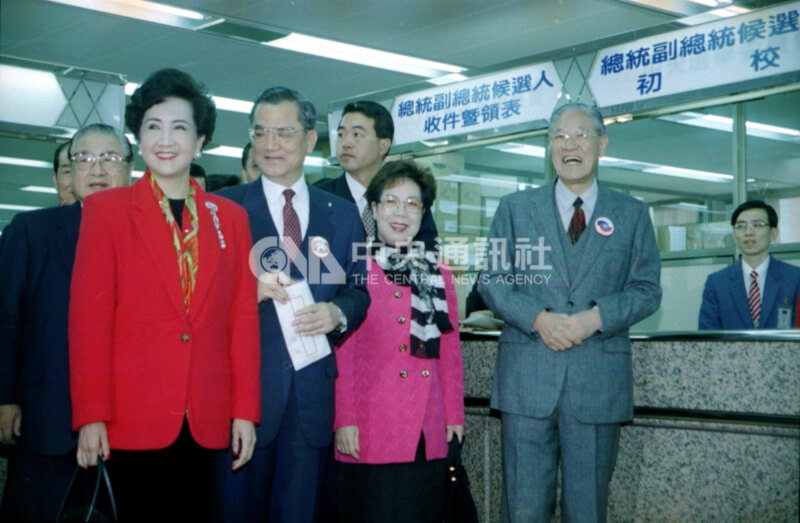 時任總統兼中國國民黨主席李登輝（右2）與時任行政院長的競選搭檔連戰（左2）偕夫人，於1996年1月30日前往中央選舉委員會登記參選。（中央社檔案照片）