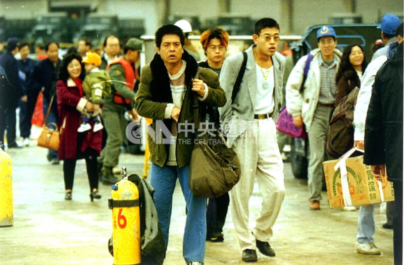 1996年總統大選前兩天，近百位馬祖民眾搭乘金門快輪抵達南竿，準備在中華民國首次總統直選中投下神聖一票，一掃先前馬祖人應撤離以避免中共飛彈攻擊的謠傳。（中央社檔案照片）