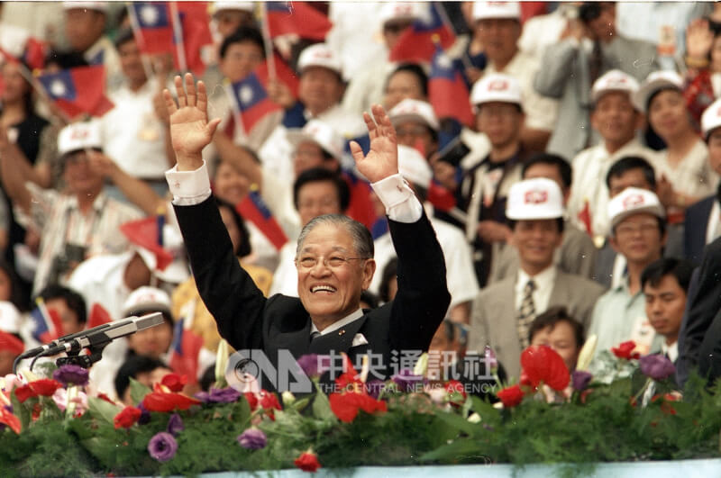 中華民國首任民選正副總統李登輝、連戰的就職典禮於1996年5月20日在桃園縣立體育館舉行，李登輝高舉雙手向民眾致意。（中央社檔案照片）