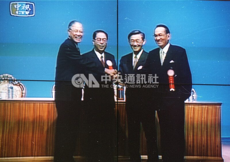 中華民國第9任總統選舉候選人首場電視政見發表會於1996年2月25日在中視舉行，總統候選人（左起）李登輝、林洋港、陳履安、彭明敏在政見發表會前握手致意，留下歷史鏡頭。總統候選人政見發表會透過電視進行直播，成為中華民國政治史的重要里程碑。（中央社檔案照片）