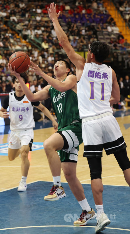 HBL男子組冠軍戰松山高中與南湖高中在台北小巨蛋對決,松山林奕嘉(中)強攻禁區搶分。中央社記者張新偉攝 115年3月22日