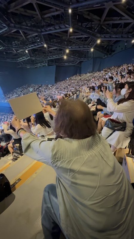 2025年8月,在孫輩們安排的驚喜下,88歲的小玉奶奶(化名)(圖)首次親眼見到喜歡了10年的韓星朴寶劍,在見面會現場,她激動舉著手牌,希望偶像能看到自己。(讀者提供) 中央社記者陳婕翎傳真 115年3月22日