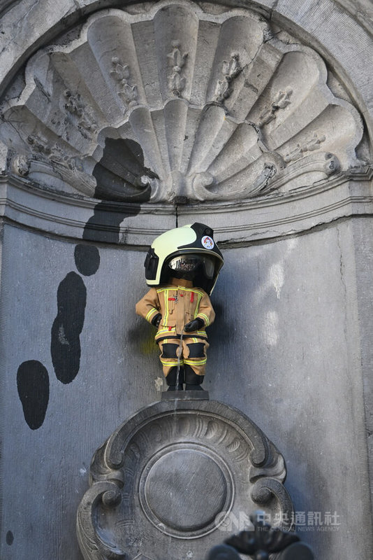 為了感謝當年投入救難的工作人員,布魯塞爾知名地標「尿尿小童」,22日換上了消防員的衣服。中央社記者吳柏緯布魯塞爾攝 115年3月22日