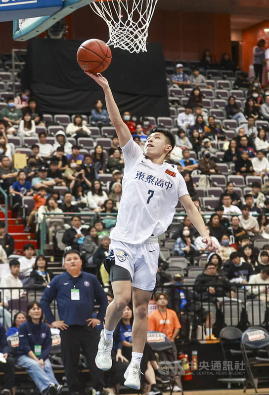114學年度高中籃球聯賽（HBL）男子甲級季軍戰東泰高中22日在台北小巨蛋與能仁家商交手，東泰高中高丁子權（圖）在這場比賽拿下19分，幫助東泰高中贏得季軍。中央社記者鄭清元攝　115年3月22日
