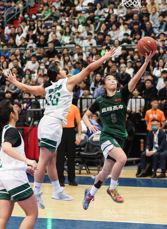 114學年度高中籃球甲級聯賽(HBL)22日在台北小巨蛋迎來女子組冠軍戰,陽明高中靠著隊長蘇衡(持球者)攻下20分、10籃板、3助攻、3抄截,如願阻擋北一女締造3連霸「王朝」,逆轉封后。中央社記者張新偉攝 115年3月22日