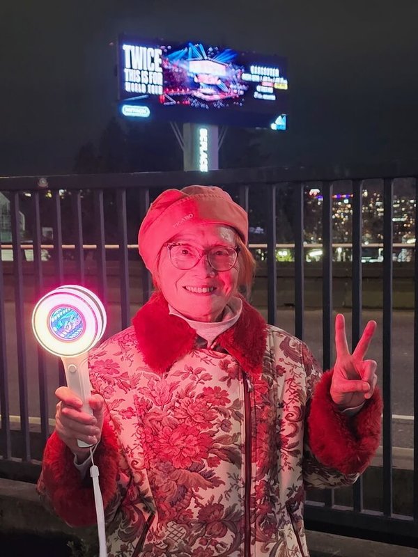 YouTuber「蝦米娘娘」(圖)是TWICE的粉絲,她經營4年分享了170部追星影片,觀看次數30萬1276次,每個影片下都會有非常多人留言,以台灣粉絲尤多。(蝦米娘娘提供)中央社記者陳婕翎傳真 115年3月22日