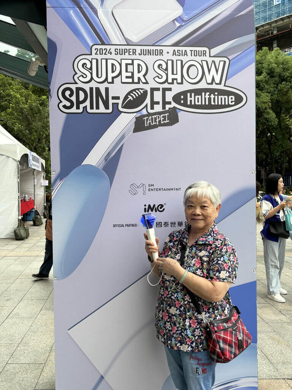 談起勇闖Super Junior演唱會,84歲陳奶奶(圖)記憶猶新,當她站在台北小巨蛋排隊入場,許多年輕粉絲沒有異樣眼光,反而是滿滿的鼓勵。(讀者提供)中央社記者陳婕翎傳真 115年3月22日