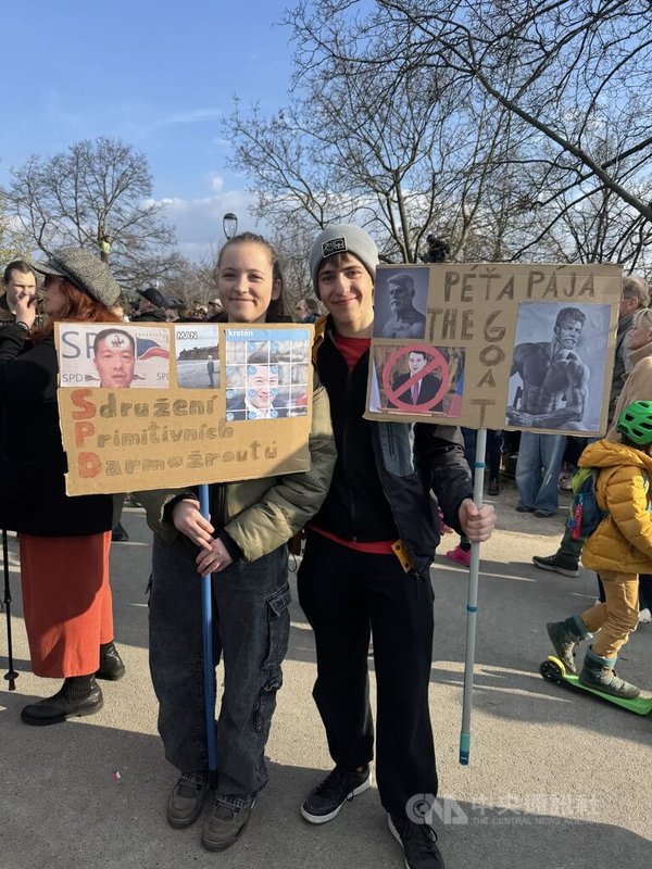 逾20萬名捷克民眾21日下午聚集在布拉格萊特納公園示威。捷克高中生Teo（右）告訴中央社記者，他不支持政府在目前歐洲局勢下，對環境部和國防部提供過低的預算。捷克高中生Julie（左）則表示，她擔憂捷克會步上斯洛伐克的後塵，公共媒體資金被政府掌握。中央社記者劉郁葶布拉格攝 115年3月22日