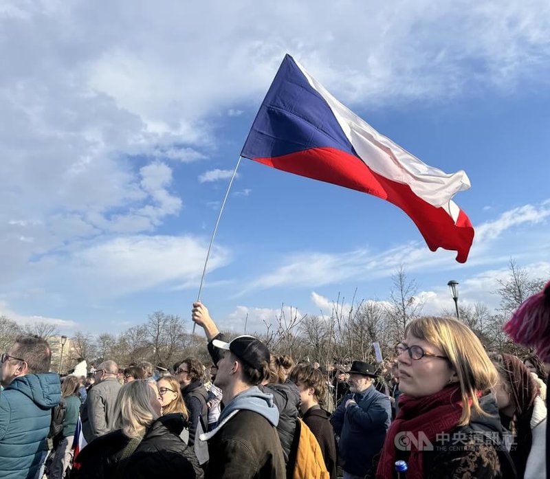 逾20萬名捷克民眾21日下午聚集在布拉格萊特納公園示威。示威者攜帶捷克、歐盟、北約與烏克蘭國旗，以及高舉批評政府的標語，並表達對捷克總統帕維爾（Petr Pavel）與公共媒體的支持。中央社記者劉郁葶布拉格攝 115年3月22日