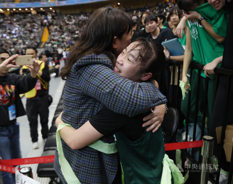 高中籃球聯賽HBL女子組冠軍戰22日在台北小巨蛋舉行,陽明高中終場以61比53擊敗衛冕軍北一女中,陽明隊長蘇衡(前右)賽後與陽明教練李台英(前左)相擁致意。中央社記者張新偉攝 115年3月22日
