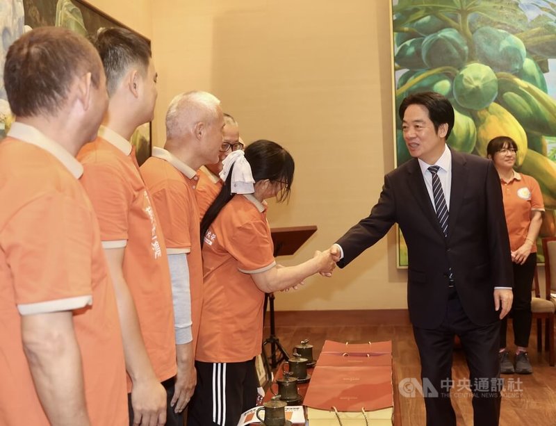 總統賴清德（前右）23日在總統府接見社團法人台南市聽障體育運動協會，並向成員逐一握手致意，歡迎他們來訪。中央社記者張皓安攝　115年3月23日