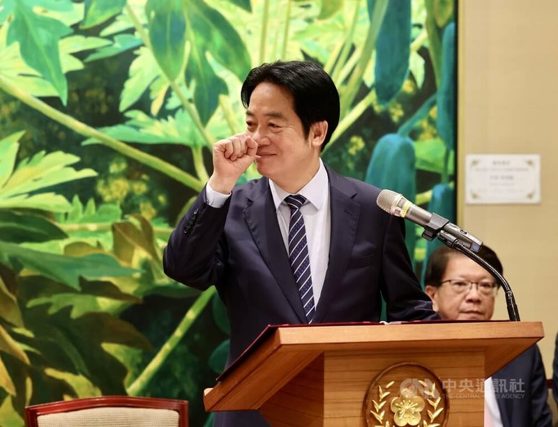 總統賴清德（前）23日在總統府接見社團法人台南市聽障體育運動協會，並以手語向與會者問好。中央社記者張皓安攝　115年3月23日