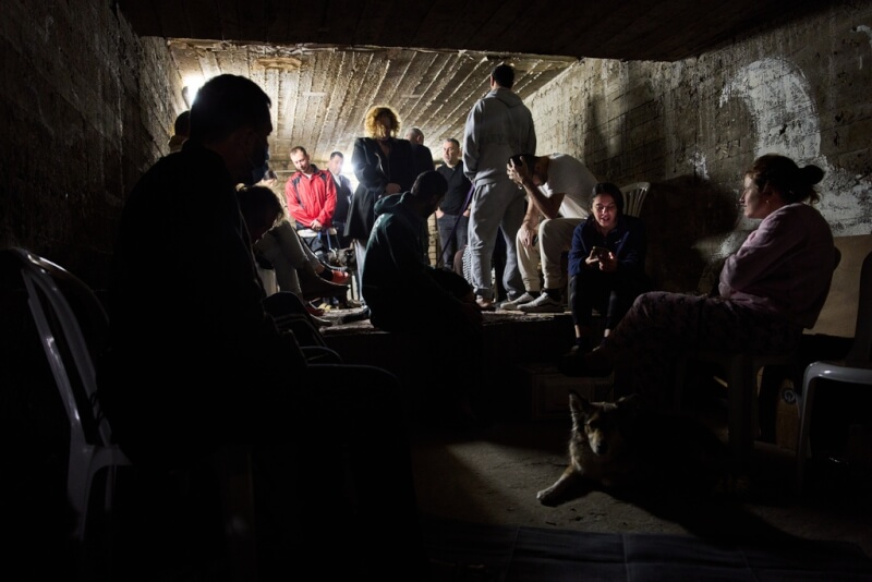 以色列拉馬干民眾22日在防空洞內避難，空襲警報示警伊朗將發動飛彈攻擊。（美聯社）