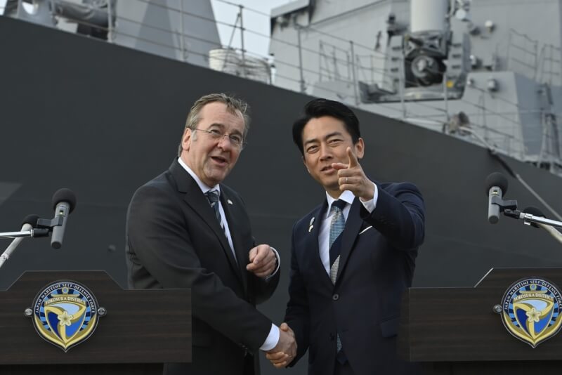 日本防衛大臣小泉進次郎（右）22日與德國國防部長佩斯托瑞斯（左）召開會談。（David Mareuil/Pool Photo via 美聯社）