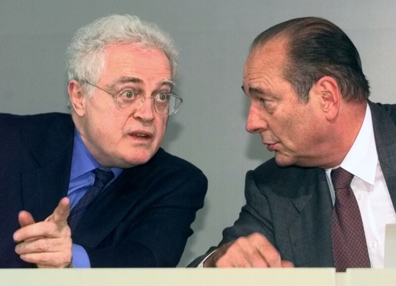 喬斯班(左)於1997至2002年在法國右派前總統席哈克(右)任內擔任總理,形成法國「左右共治」時期。圖為2人於1997年出席記者會。(美聯社)