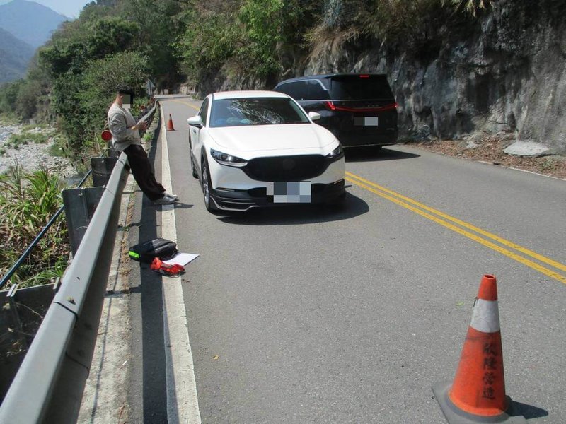 范姓男子22日上午駕駛自小客車行經台中市和平區東關路一段30.5公里處，突發路邊樹木掉落砸中車輛擋風玻璃，導致玻璃破裂毀損，幸無人傷。（民眾提供）中央社記者趙麗妍傳真 115年3月23日