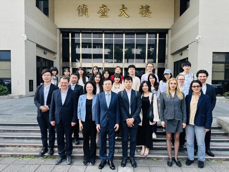 台灣大學法學院長王皇玉（前左2）及德國漢堡大學法學院師生等一行23日到士林地檢署進行「人工智慧與法律數位化」專題參訪與交流，由檢察長王以文（前左3）接待。（士林地檢署提供）中央社記者林長順傳真 115年3月23日