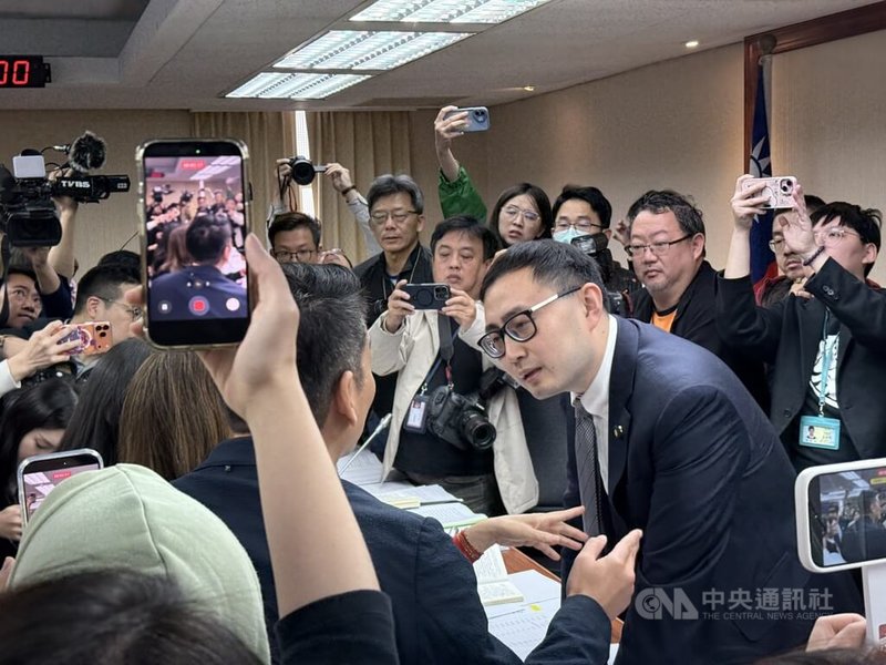 民眾黨立委李貞秀、陳昭姿、陳清龍在23日立法院內政委員會上要求進行聯合質詢，民進黨指此事缺乏先例，爆發抗議，會議主席、國民黨召委廖先翔宣布休息並協調。中央社記者廖文綺攝　115年3月23日